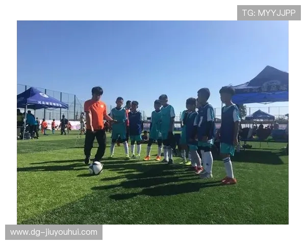 足球水果蛋糕男士以甜蜜激情打造绿茵场上的独特绅士风范